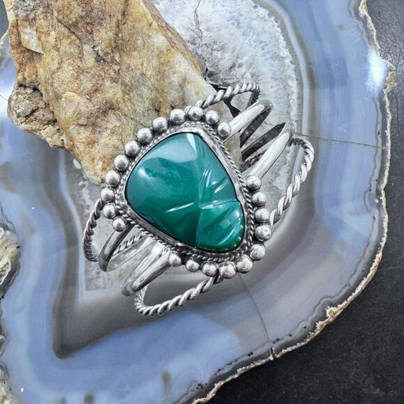 Vintage Mexican Sterling Silver Curved Tribal Mask Face Green Onyx Bracelet - Picture 2 of 10